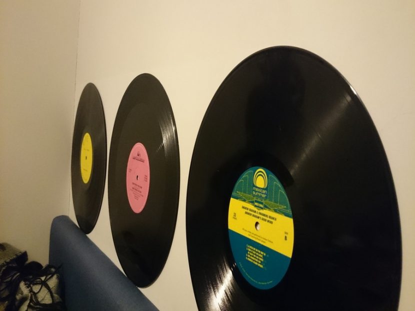 壁にかけれらたレコード