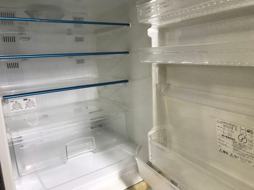 空っぽの冷蔵庫